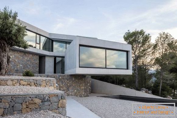 Изграждане на къща в стила на високите технологии, бетон и камък