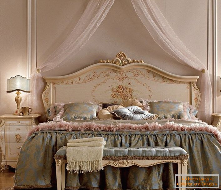 Лек покрив над леглото прави атмосферата в стаята уютна и романтична.