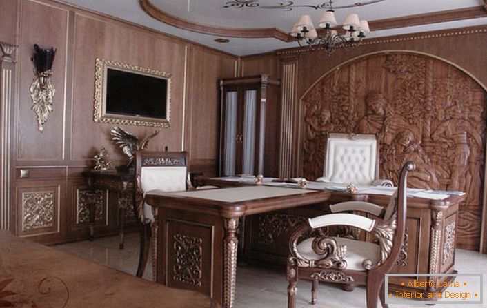 Изрязаните мебели са използвани за украса на офиса в бароков стил.