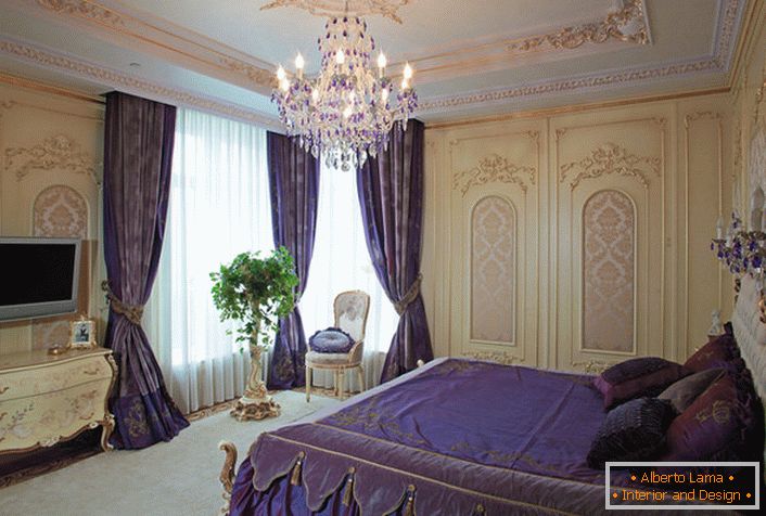 За да се изработи спалня в бароков стил, дизайнерът използва тъмносиви акценти.