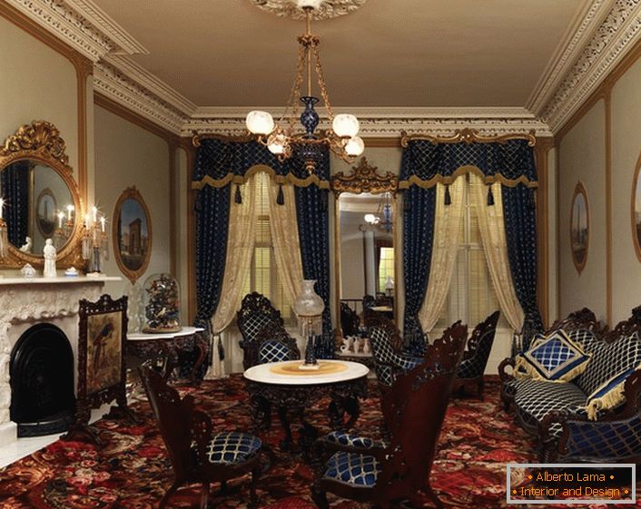 Мебелите за тапицерия и завесите са изработени от една тъкан в тъмносиня клетка. В най-добрите традиции в бароков стил, интериорните елементи са украсени със златни елементи.