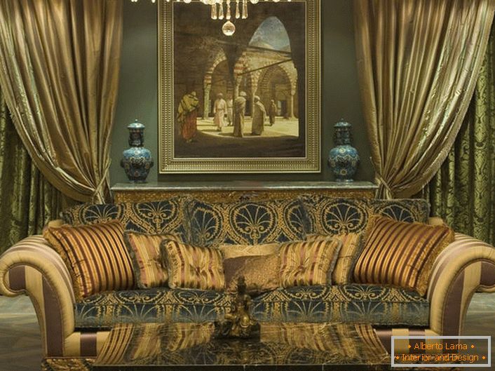 Стилен масивен диван с мека тапицерия е украсен с възглавници от различни размери в съответствие със стила на барока.