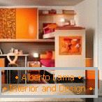 Стая в оранжев цвят