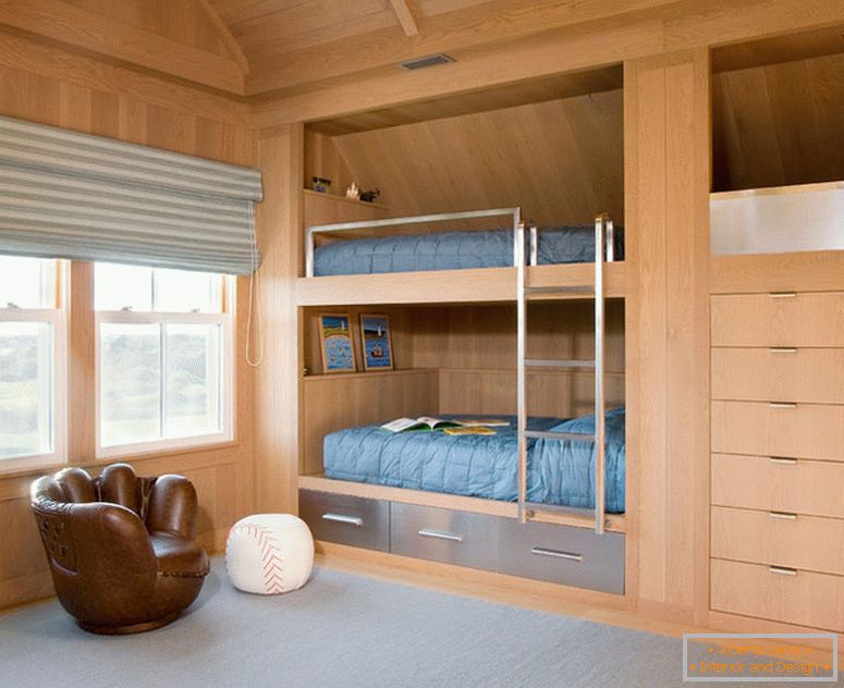 Двуетажно легло в спалнята с дървена облицовка