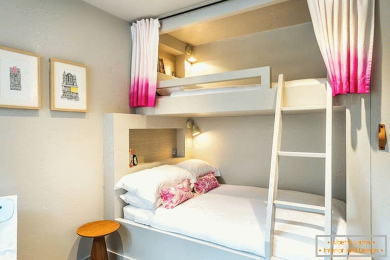 Двуетажно легло в бяла и розова спалня