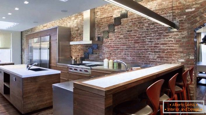 Стената от тухлена зидария се вписва добре в интериора на кухнята в таванско помещение.