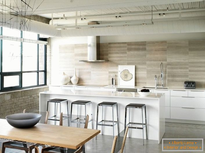 Правилната опция е зонирането на кухненското пространство в таванското помещение. Простотата, скромността, функционалността и практичността са стила на истинската домакиня.