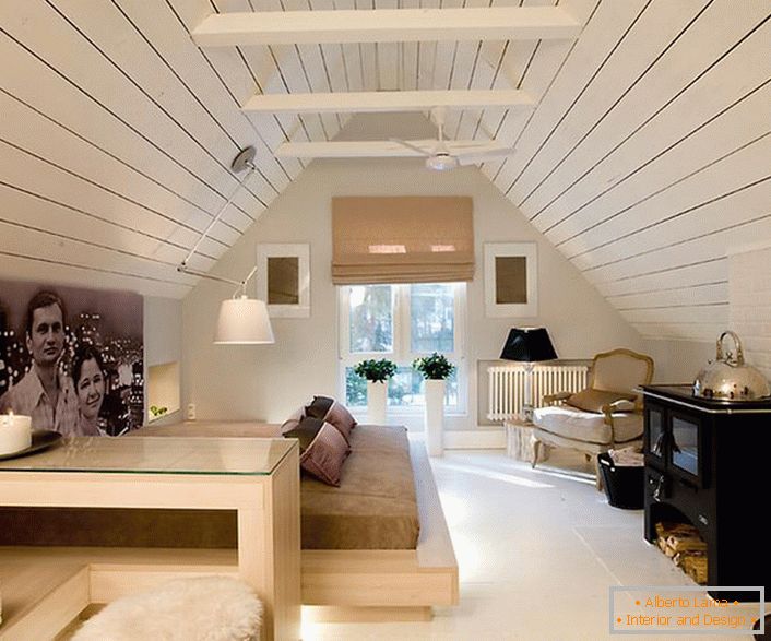 Таванският етаж е декориран в минималистичен стил с нощни шкафчета. Духът на стила на селото прави спалнята специална и запомняща се.