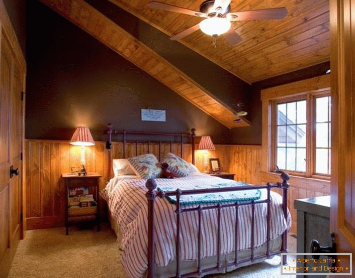 Спалнята за гости на тавана в стила на хижата е просторна и не е излишна с декоративни елементи.