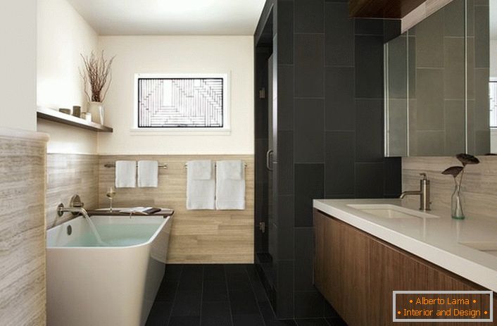 Стилът на Арт Нуво е присъщ на използването на естествени материали за декорация. Панелите, изработени от светло дърво, правят атмосферата в банята благородна и изискана.