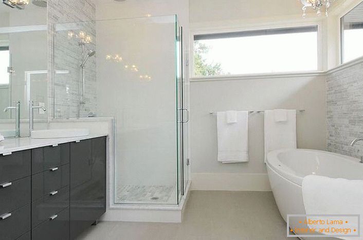 Просторната модернистична баня с подходящо осветление е украсена от известния дизайнер на Франция. 