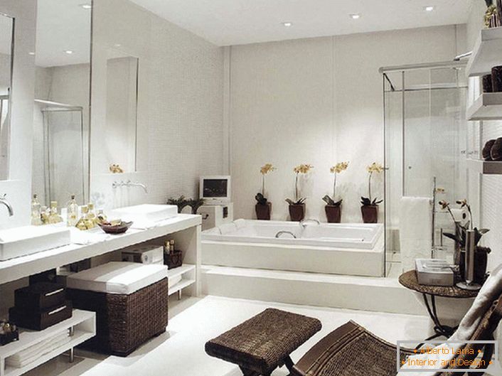 Луксозна баня в стил Арт Нуво. Въпреки достатъчната квадратура, мебелите за баня са избрани просторни и функционални. 