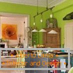 Кухня със светлозелени стени