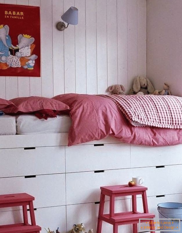 Легло на подиума за увеличаване на пространството в спалнята
