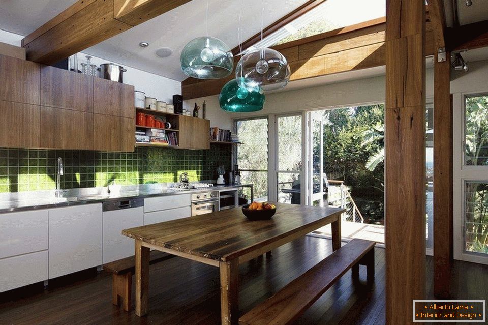 Дървени греди и мебели в кухнята в еко-стил