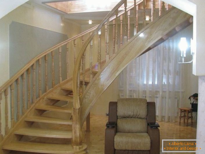 Елегантно стълбище с оригинален дизайн. Дизайнът на стълбището е направен от благороден дъб.