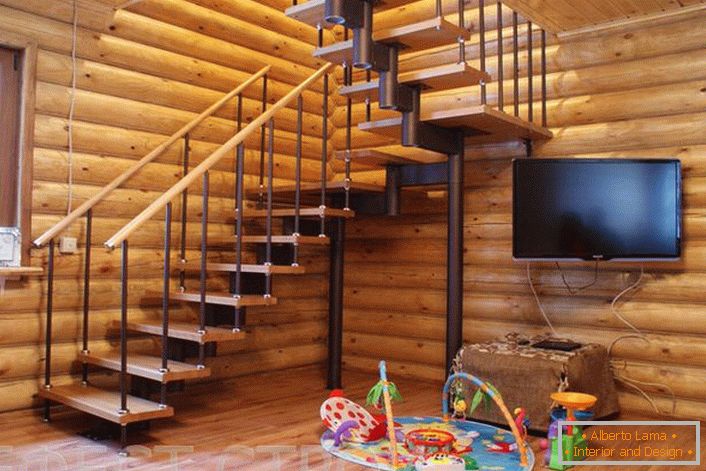 Модулно стълбище, удобно за всички поколения жители на къщата. Елегантен, лек дизайн, спестява място в къщата и бързо се сглобява.