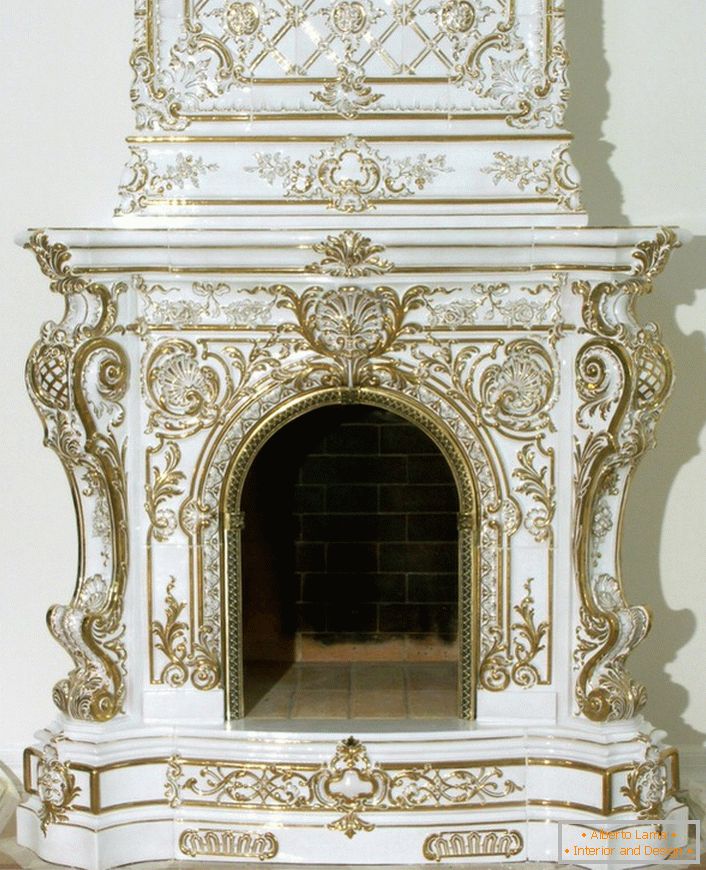 Прекрасната керемида в бароков стил е украсена със златни елементи от декор. 
