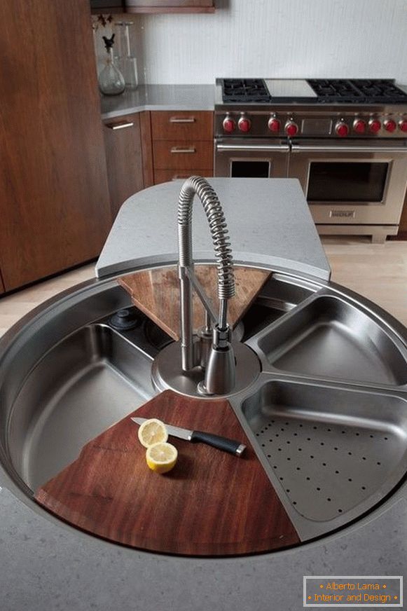Универсална кухненска мивка в кухнята