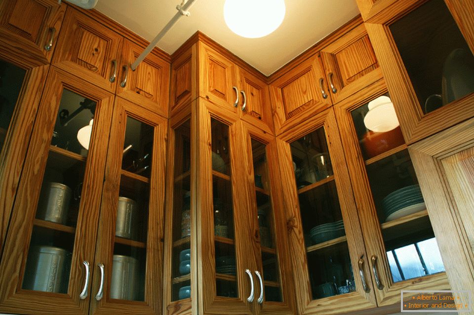 Мецанин със стъклени врати