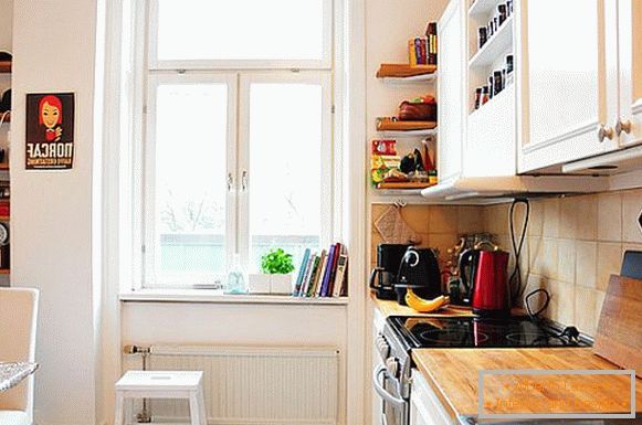 Снимка на интериора на малка кухня