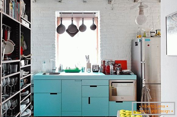 Снимка на интериора на малка кухня