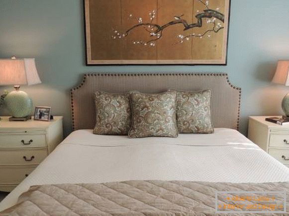 Красива спалня с японска живопис в интериора