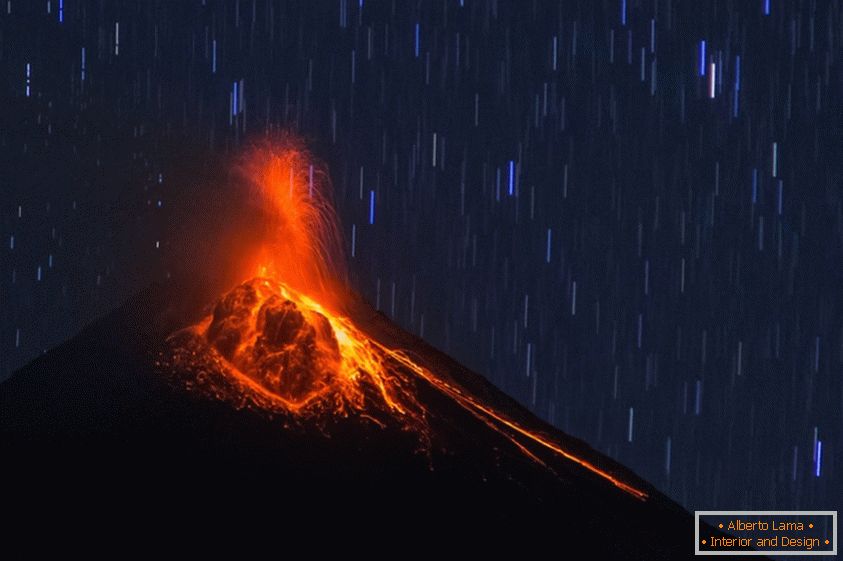Вулканично изригване на фоне звёздного неба