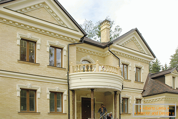 Фасада на къщите с полиуретанова мазилка