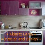 Дизайн на малка лилава кухня