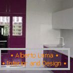 Дизайн на бяла и лилава кухня с прозорец