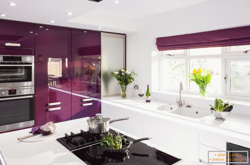 Проектиране на просторна виолетово бяла кухня