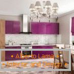Дизайн на бяла и лилава кухня