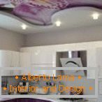 Дизайн на виолетова кухня с натяжными потолками