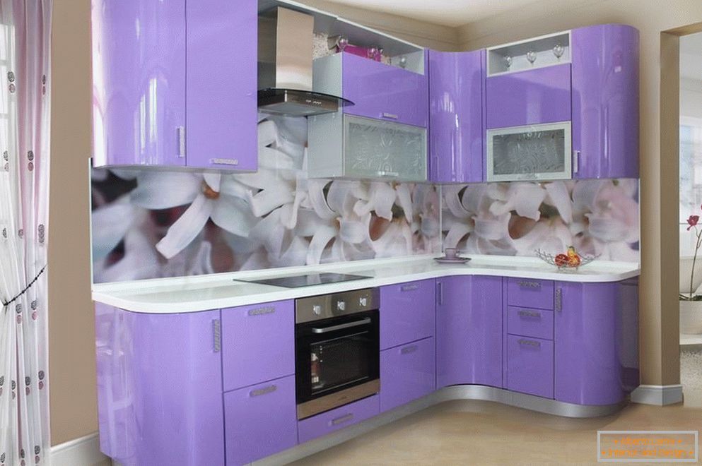 Лилава кухня с цветно покритие