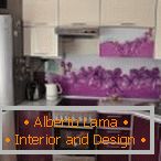Дизайн на малка лилава кухня с цветочными вставками