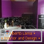 Пурпурен цвят в дизайна на малка кухня