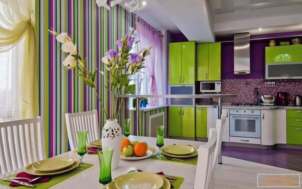 Дизайн зелено-фиолетовой кухни
