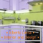 Дизайн на малка зелена и лилава кухня