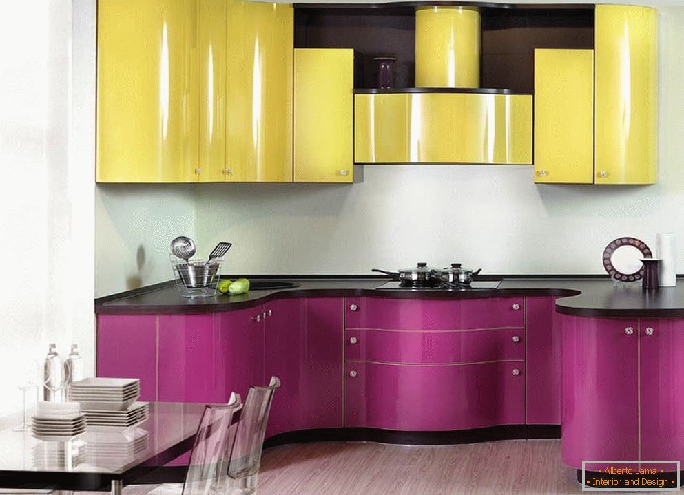 Виолето-жълта кухня в стил Арт Нуво