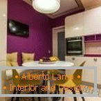 Виолетово-жълта кухня с кът за хранене