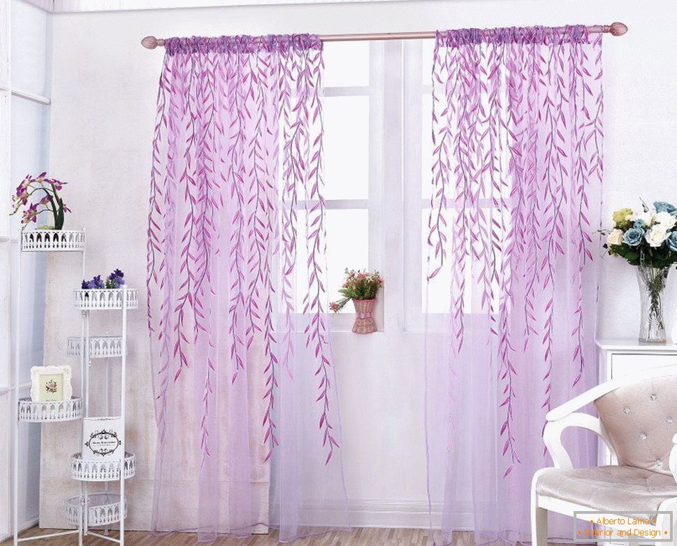 Цветен печат върху лилави завеси