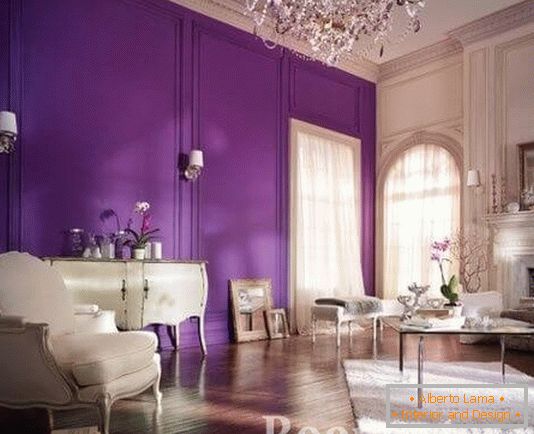 Пурпурен цвят във вътрешността на хола комнаты