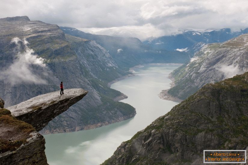 Фото интерпретация на скалата Trolltunga, Норвегия, фотограф Till Hanten