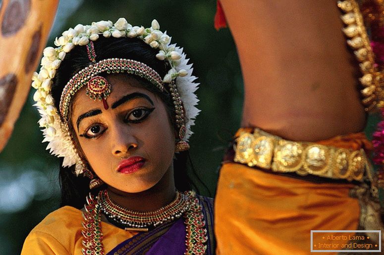 Момиче в индийски национални костюми