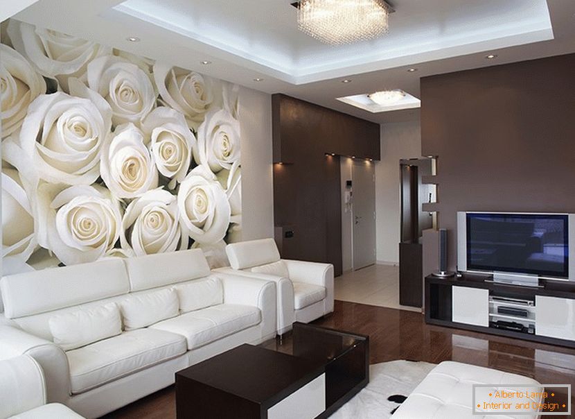 Бяла роза на стената в хола