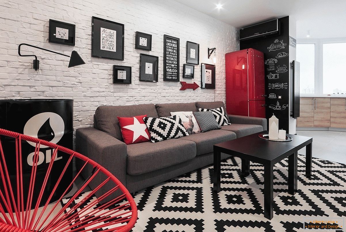 Червени декор елементи в черно и бяло студио апартамент