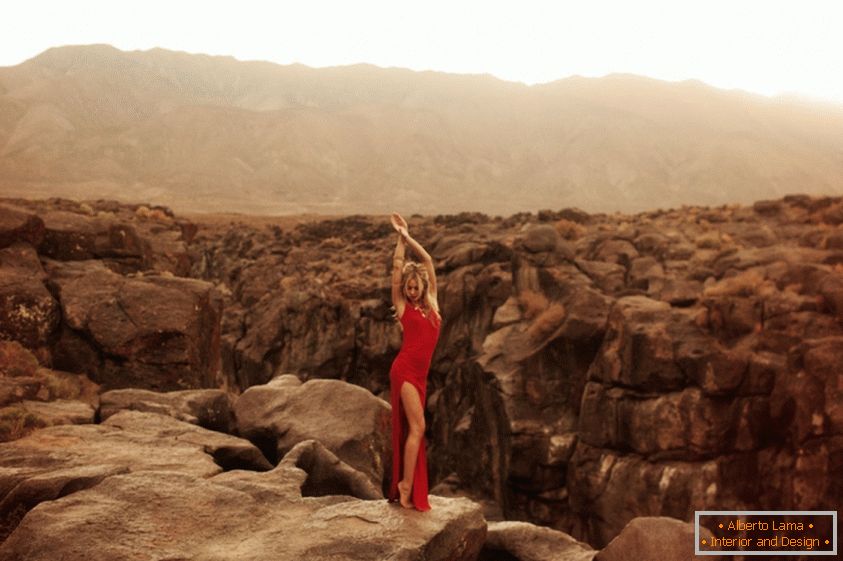 Хана Къркели в сексуална фотосесия в пустинята