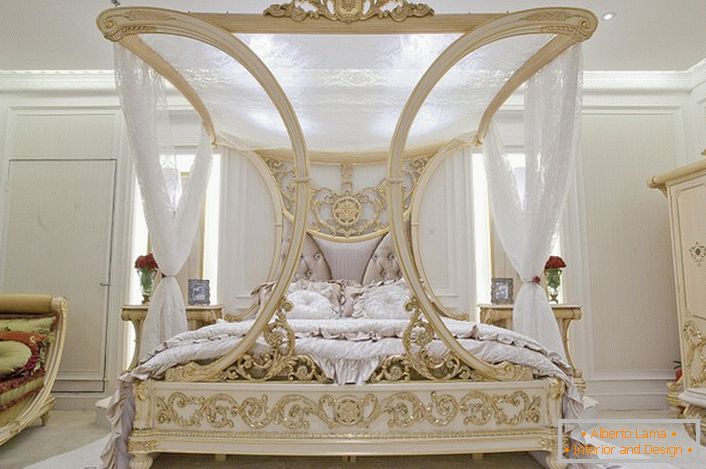 Луксозен балдахин в спалнята в бароков стил. Отличен проект за семейна спалня.