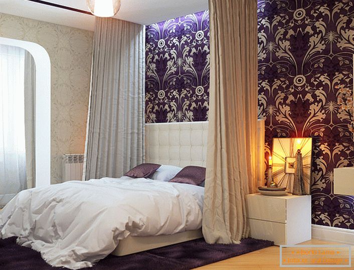 Baldahin, монтиран в тавана, перфектно съчетан със стриктно легло в стила на Арт Нуво.